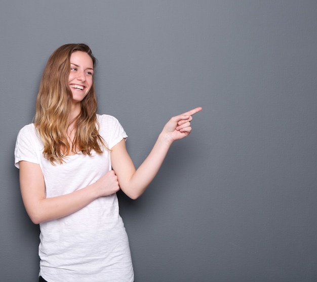 Femme souriante et pointant le doigt