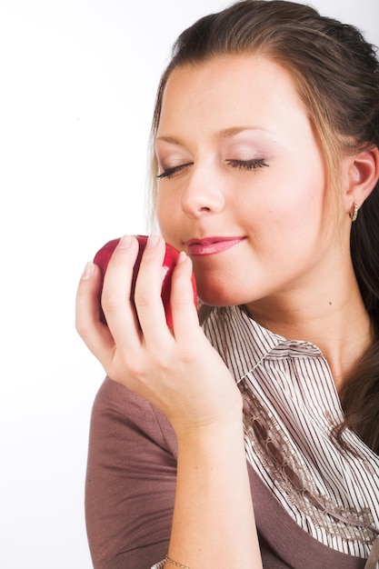 Femme souriante avec pomme rouge