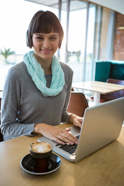 Femme souriante, portable utilisation, quoique, avoir café