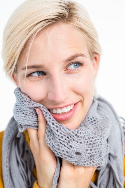 Femme souriante, portant une écharpe