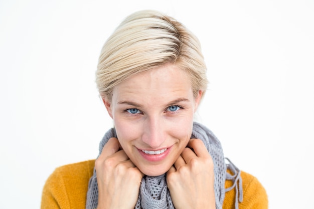 Femme souriante, portant une écharpe