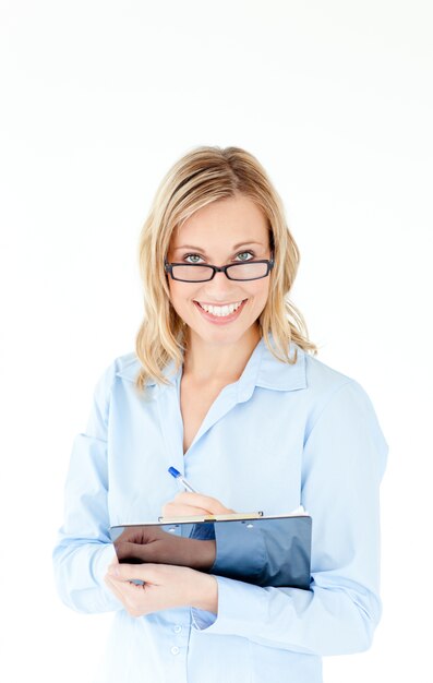 Femme souriante porte des lunettes et tenant un presse-papiers