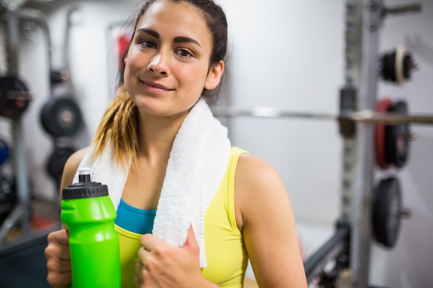 Femme souriante prenant une pause de séances d&#39;entraînement