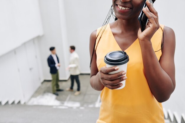 Femme souriante, prendre, téléphone