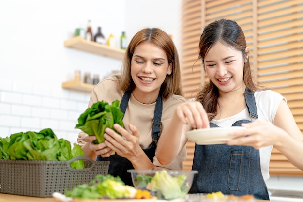 Femme souriante préparant une salade de légumes frais et sains femme assise au garde-manger dans une belle cuisine intérieure La nourriture diététique propre à partir de produits et d'ingrédients locaux Frais du marché