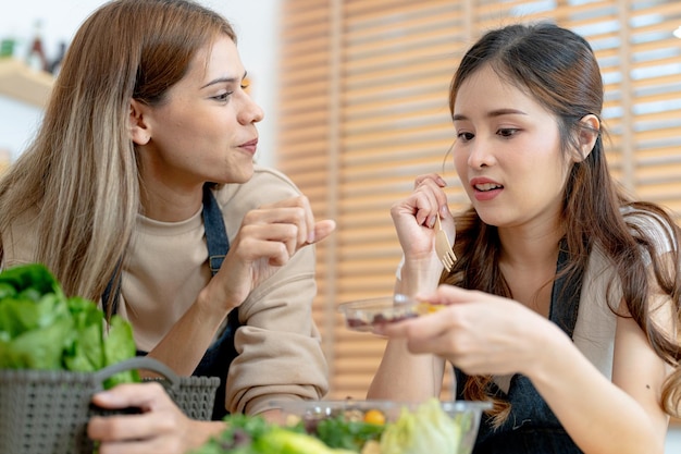 Femme souriante préparant une salade de légumes frais et sains femme assise au garde-manger dans une belle cuisine intérieure La nourriture diététique propre à partir de produits et d'ingrédients locaux Frais du marché