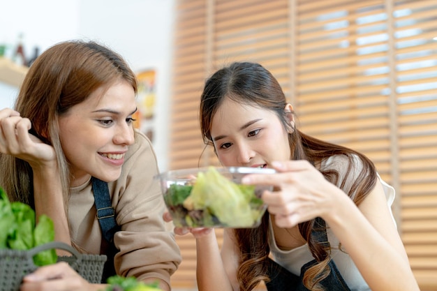 Femme souriante préparant une salade de légumes frais et sains femme assise au garde-manger dans une belle cuisine intérieure La nourriture diététique propre à partir de produits et d'ingrédients locaux Frais du marché