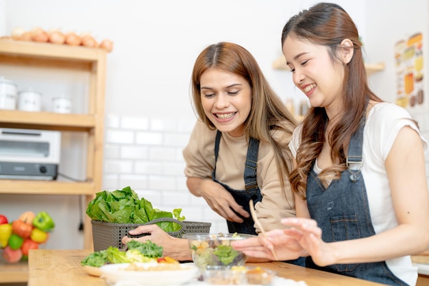 Femme souriante préparant une salade de légumes frais et sains femme assise au garde-manger dans une belle cuisine intérieure La nourriture diététique propre à partir de produits et d'ingrédients locaux Frais du marché