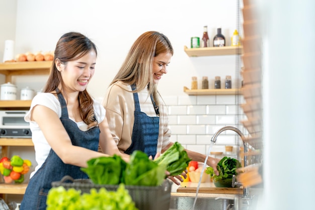 Femme souriante préparant une salade de légumes frais et sains femme debout au garde-manger dans une belle cuisine intérieure La nourriture diététique propre à partir de produits et d'ingrédients locaux Frais du marché