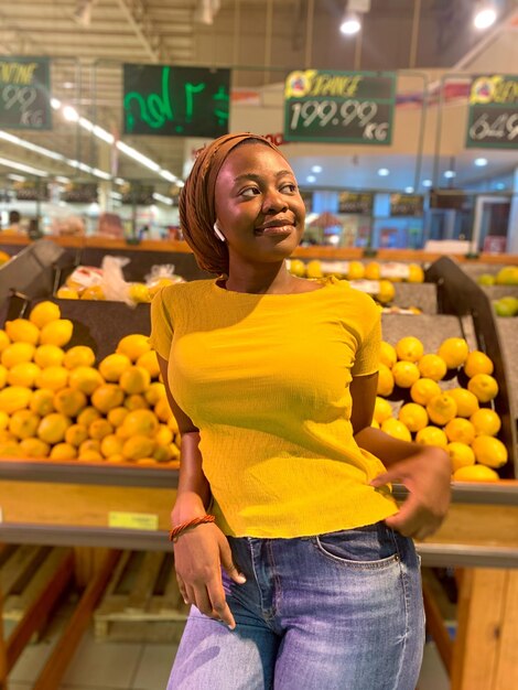 Photo une femme souriante près d'un stand de marché