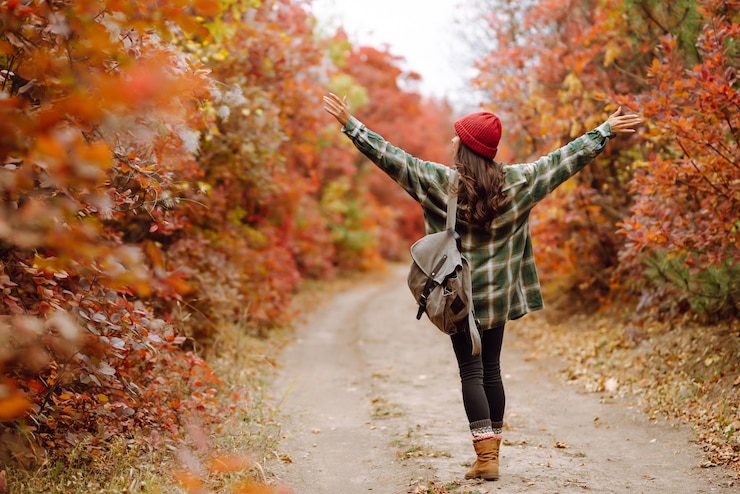 Photo une femme souriante profitant du temps d'automne repos, détente, concept de style de vie