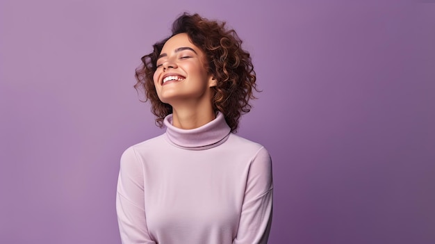 Femme souriante qui pose en studio avec fond blanc