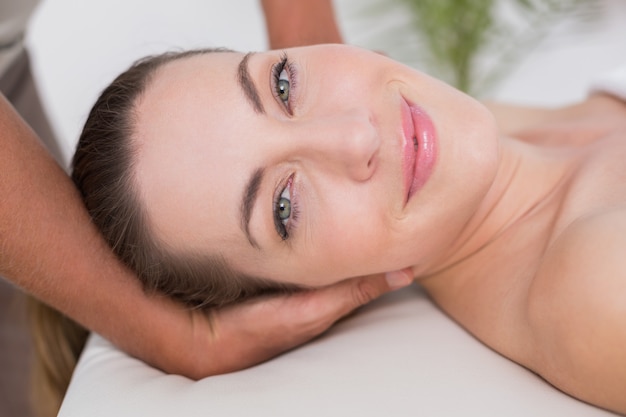 Femme souriante recevant un massage du cou