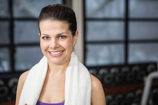 Femme souriante regardant la caméra au gymnase