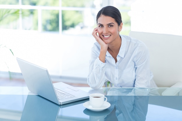 Femme souriante regardant la caméra