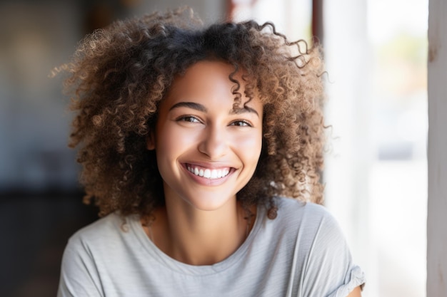 Une femme souriante et regardant la caméra.