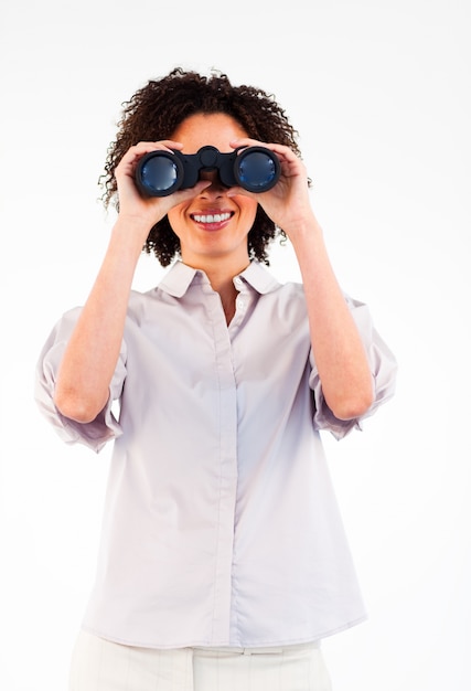 Femme souriante regardant à travers des jumelles