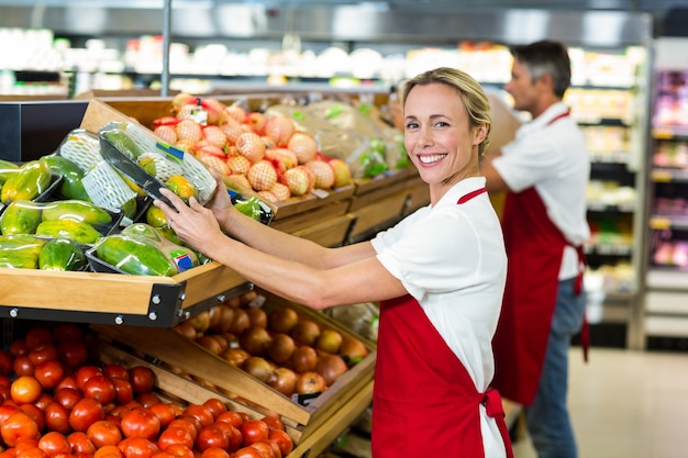 Femme souriante, remplir des boîtes de légumes