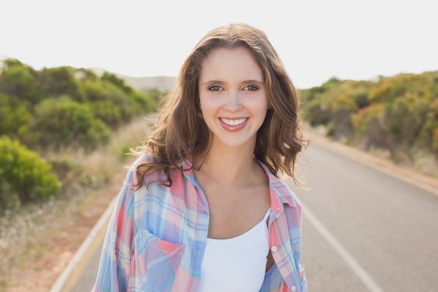 Femme souriante sur la route de campagne