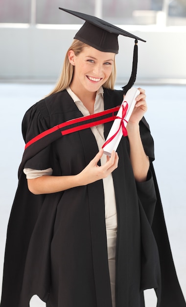 Femme souriante à sa remise des diplômes