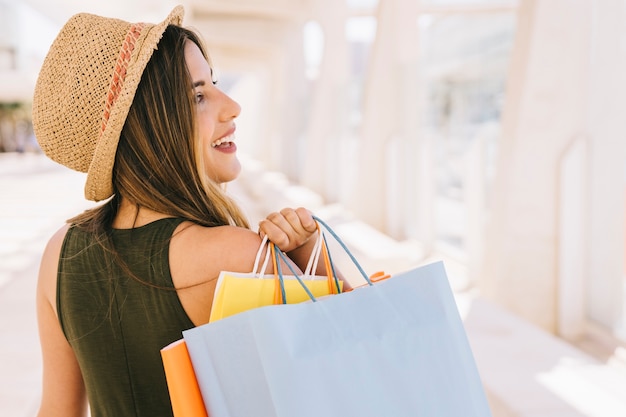 Femme souriante avec des sacs à provisions