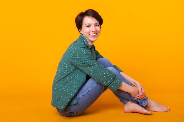 Femme souriante, séance, sur, jaune