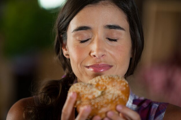 Femme Souriante, Sentir Un Pain Au Comptoir