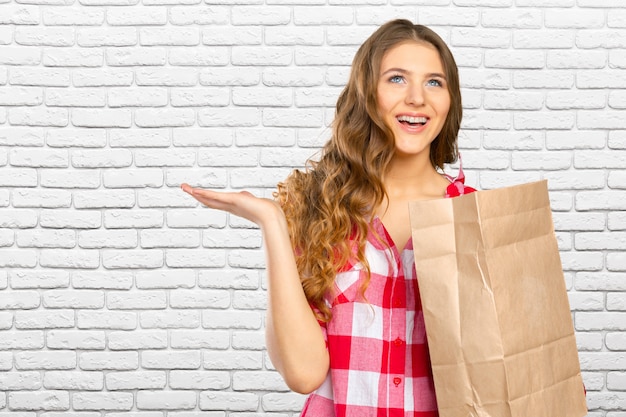 Femme souriante, shopping