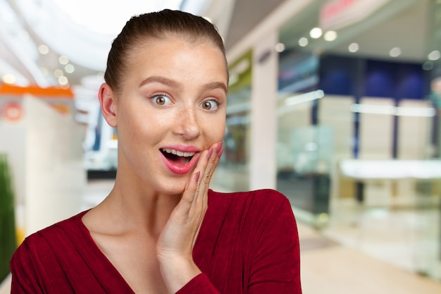 Femme souriante avec un sourire parfait