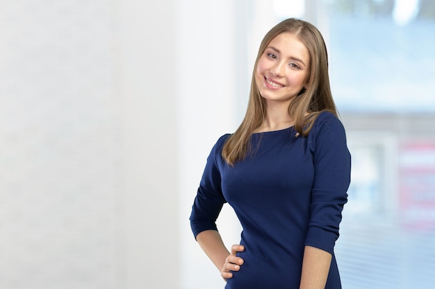 Femme souriante avec un sourire parfait