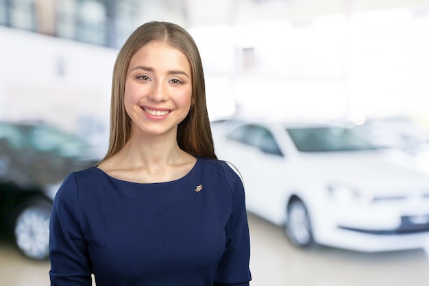 Femme Souriante Avec Un Sourire Parfait