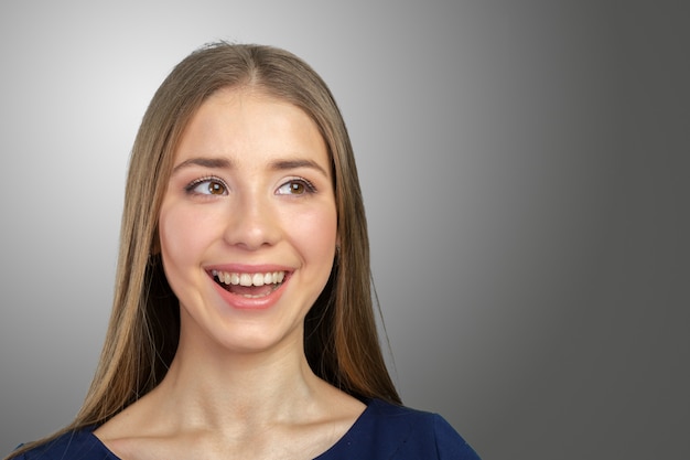 Femme souriante avec un sourire parfait