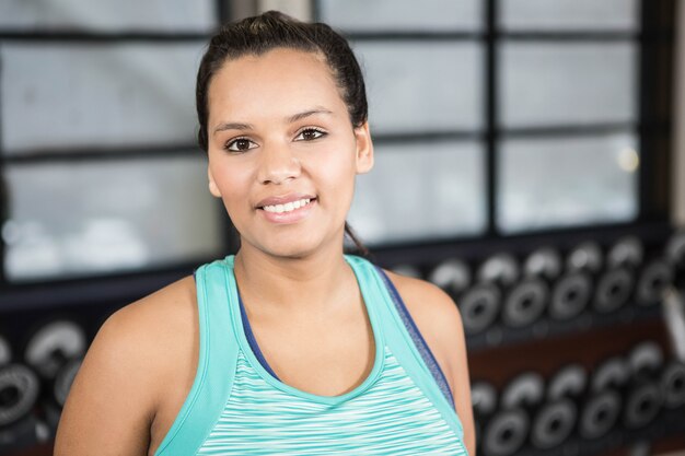 Femme souriante, sportswear, gymnase