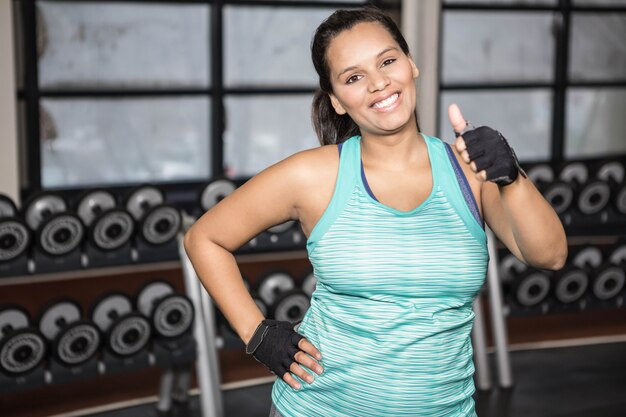 Femme souriante, sportswear, gymnase