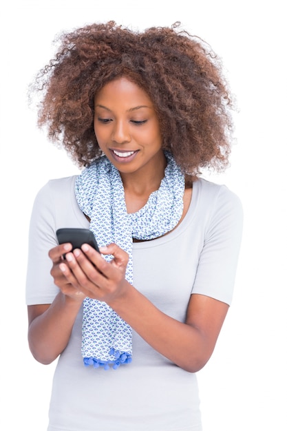 Femme souriante, taper un message texte sur son smartphone