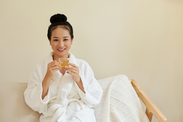 femme souriante, à, tasse thé