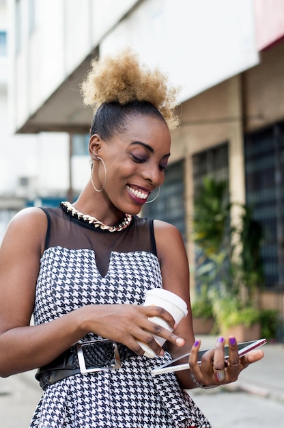 Photo une femme souriante tenant une étagère et une boîte de lait à l'extérieur