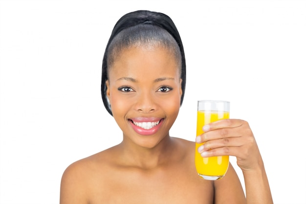 Femme souriante tenant le jus d&#39;orange en verre