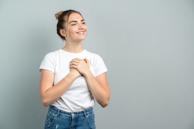 femme souriante, et, tenant mains, poitrine