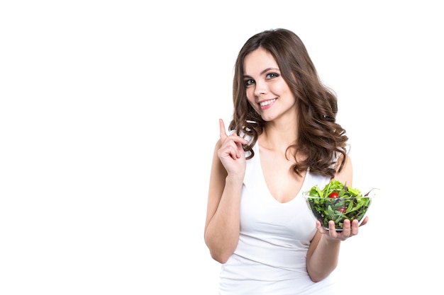 Photo femme souriante tenant un repas de salade sain