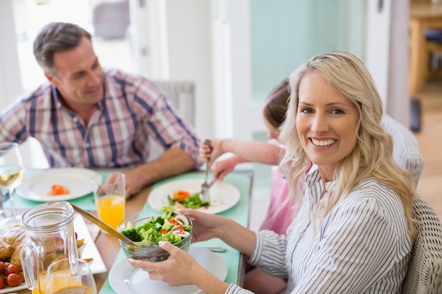 Femme souriante, tenue, bol salade, sur, table manger