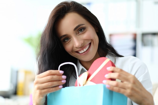 Femme souriante, tenue, forme coeur, boîte