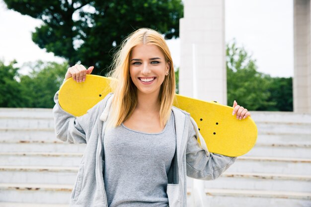 Femme souriante, tenue, skateboard