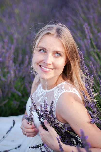 Femme souriante sur le terrain