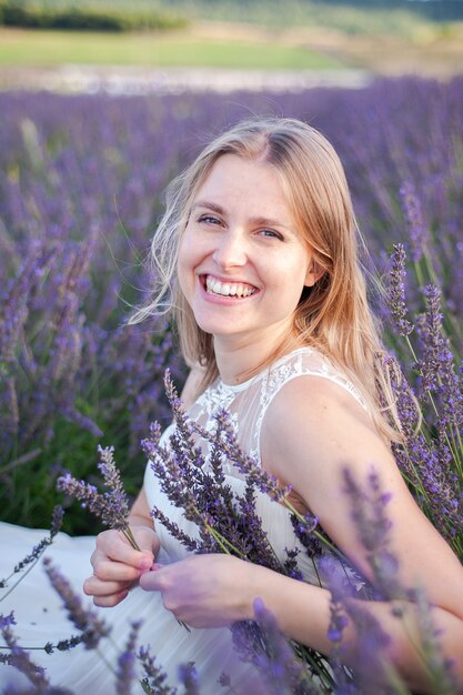 Femme souriante sur le terrain