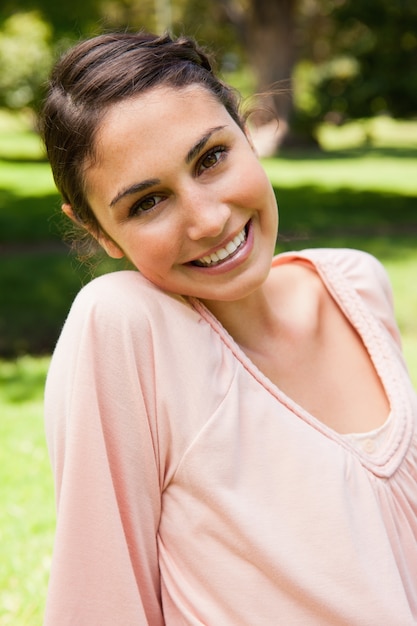 Photo femme souriante avec la tête inclinée sur le côté