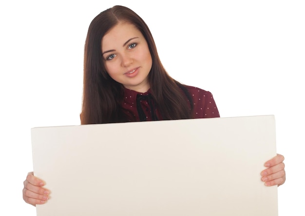 Une femme souriante tient dans ses mains une toile blanche