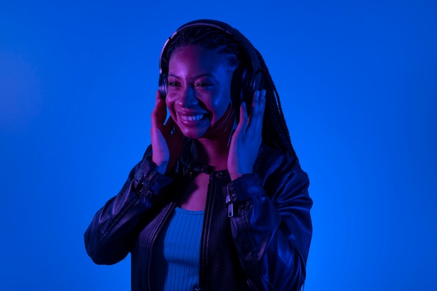 Photo femme souriante tir moyen avec des écouteurs