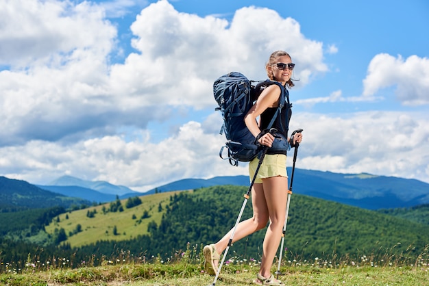 Femme souriante, touriste, randonnée, montagne, piste