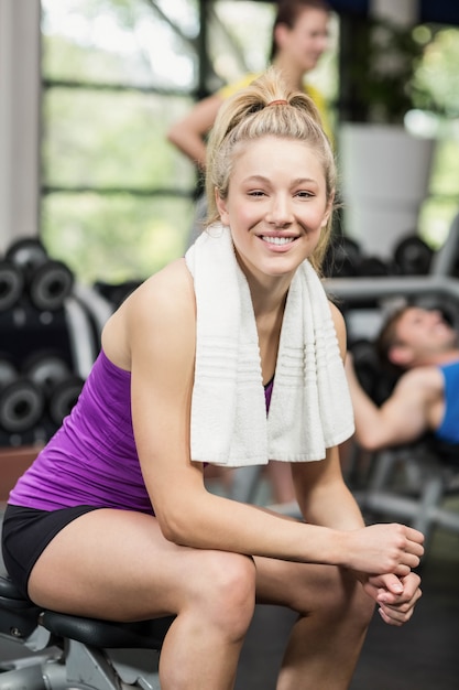 Femme souriante, travailler, dans, gymnase